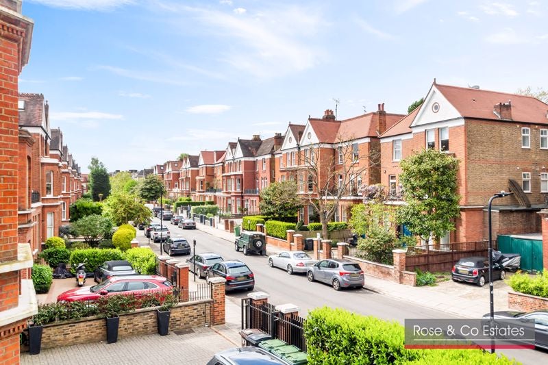 Flat Canfield Gardens in Greater London