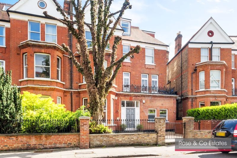 Flat Fitzjohn's Avenue in Greater London