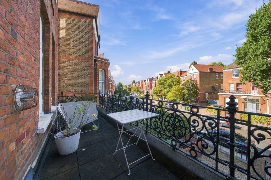 Flat Canfield Gardens in Greater London