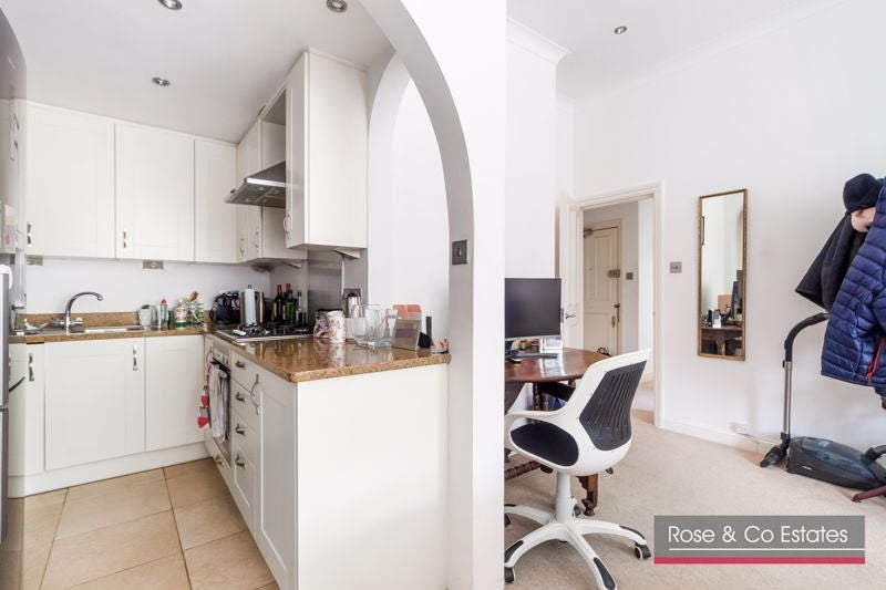 Flat Canfield Gardens in Greater London