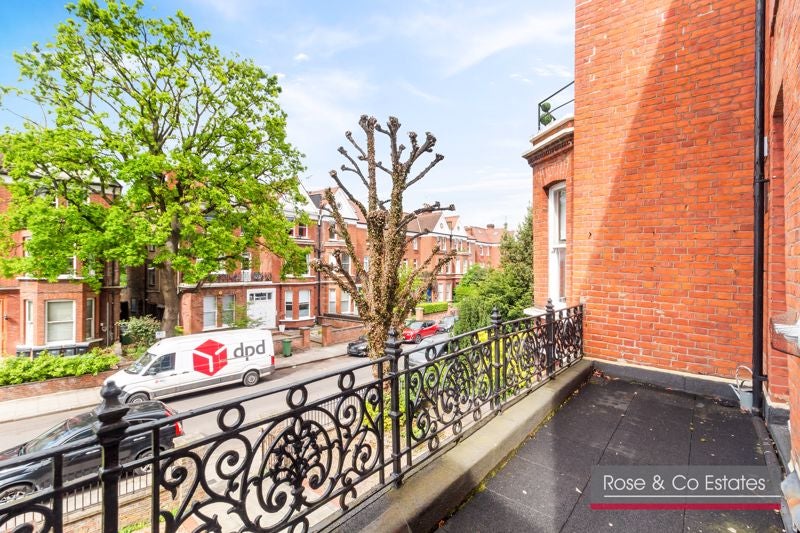 Flat Fitzjohn's Avenue in Greater London