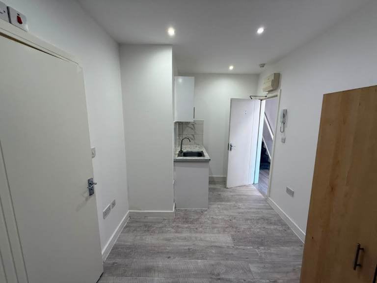 Flat Graham Road in Greater London