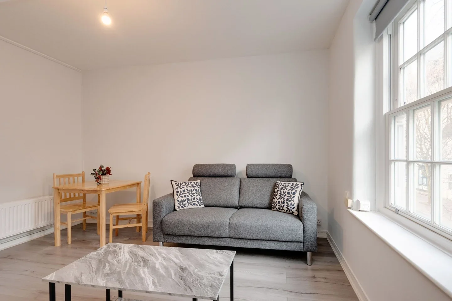 Flat Phoenix Road in Greater London