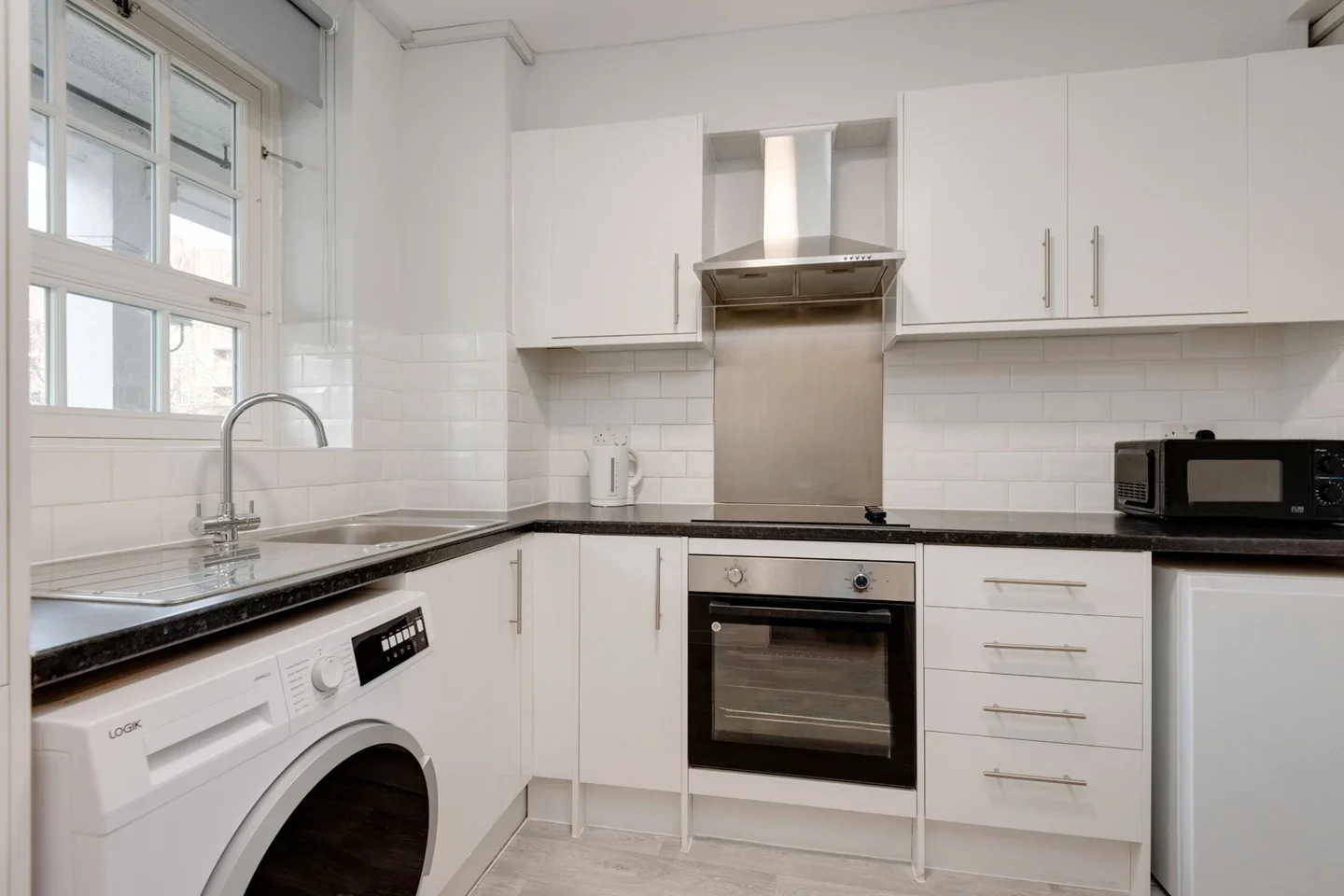 Flat Phoenix Road in Greater London
