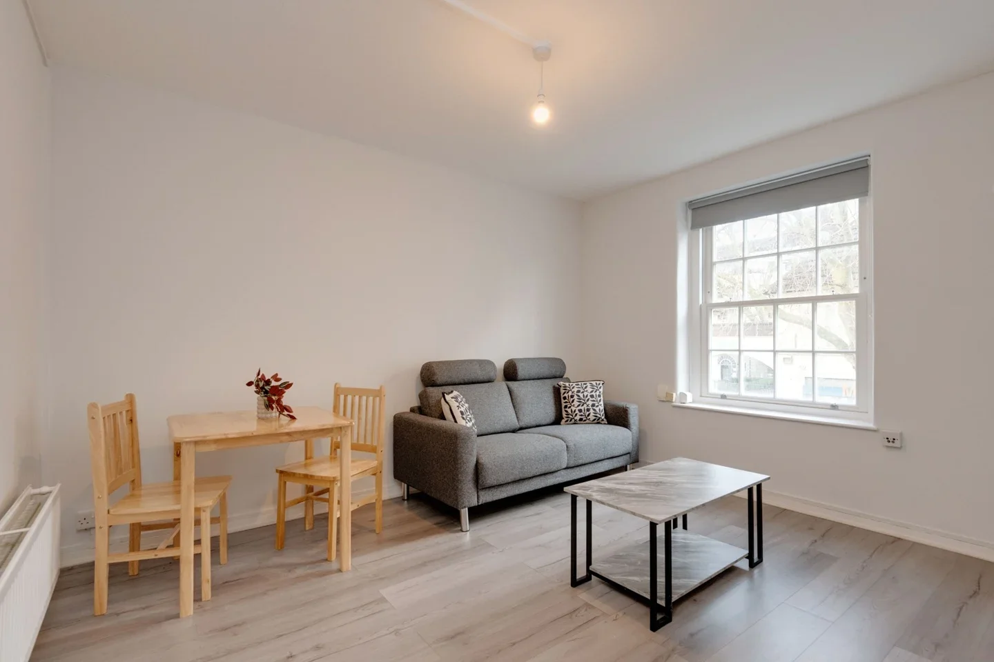 Flat Phoenix Road in Greater London