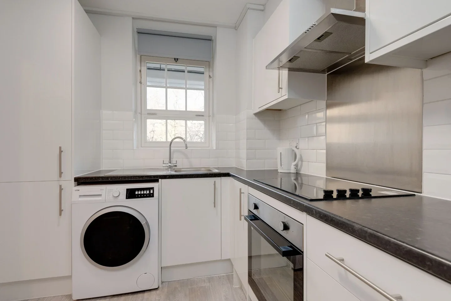 Flat Phoenix Road in Greater London