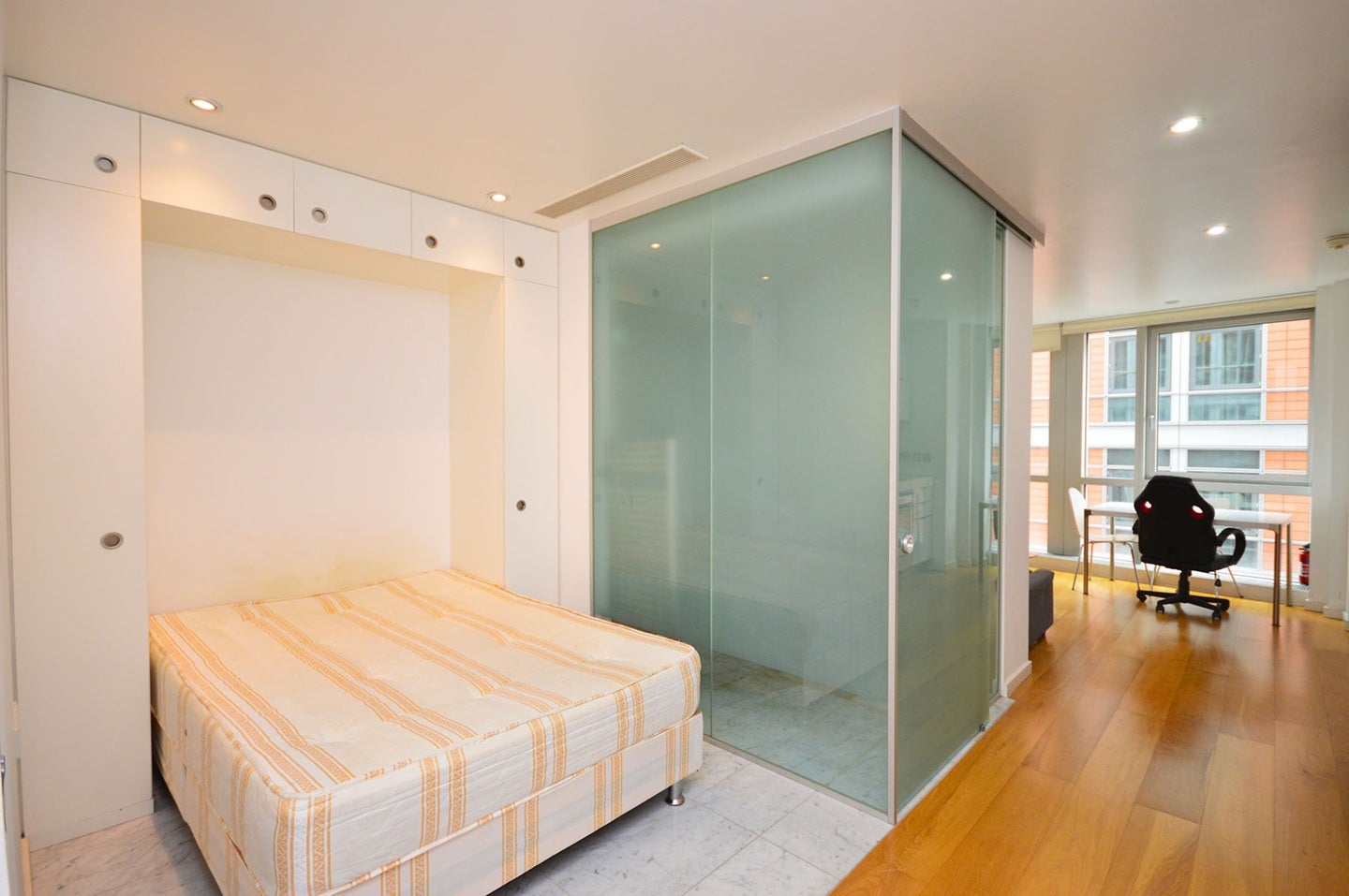 Flat Fairmont Avenue in Greater London