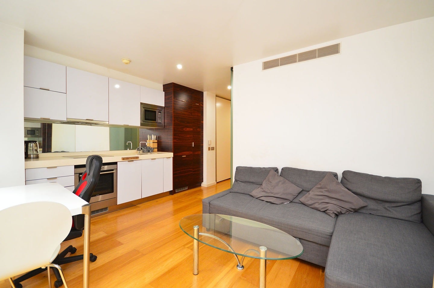 Flat Fairmont Avenue in Greater London