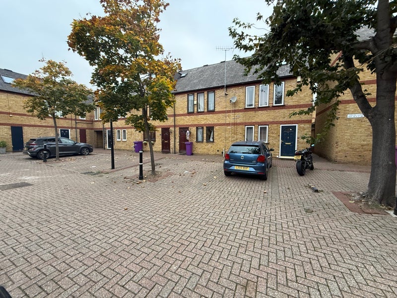 Room Codling Close in Greater London