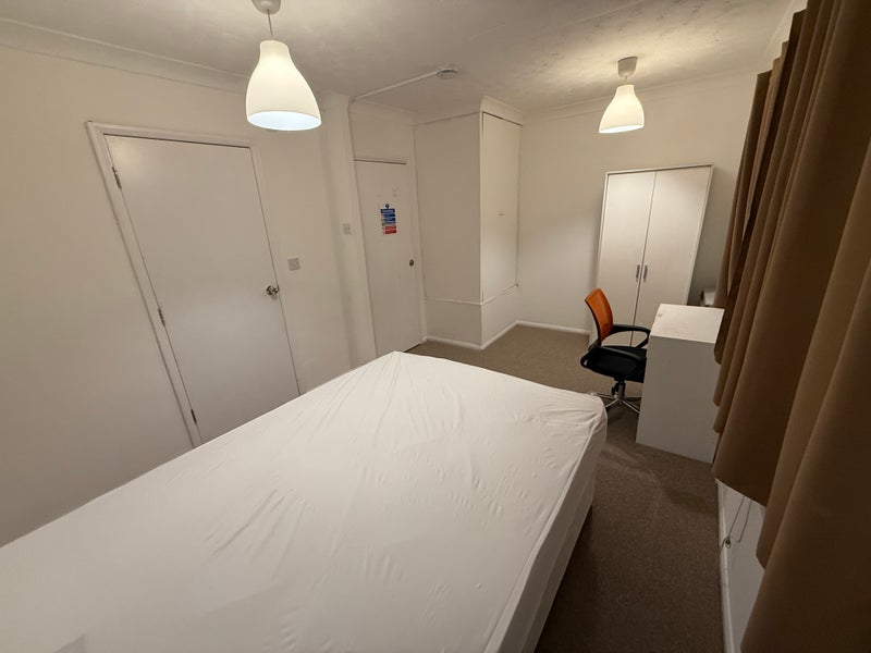 Room Codling Close in Greater London