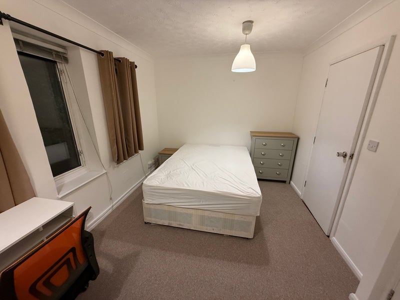 Room Codling Close in Greater London
