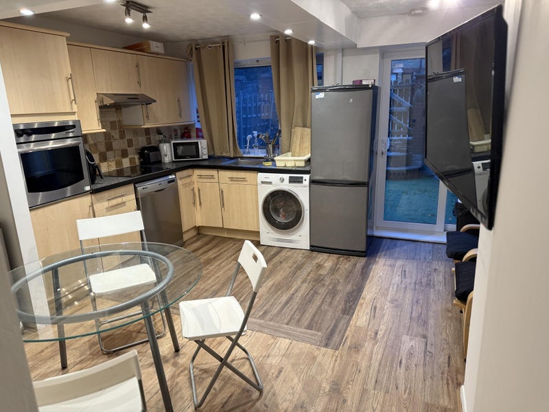 Room Codling Close in Greater London