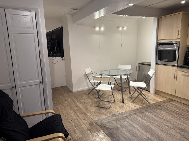 Room Codling Close in Greater London