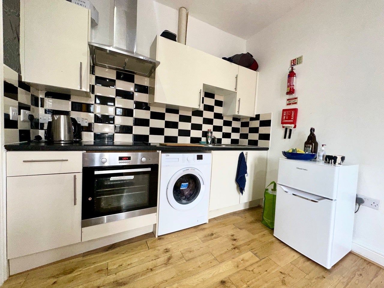 Flat Peckham Road in Greater London
