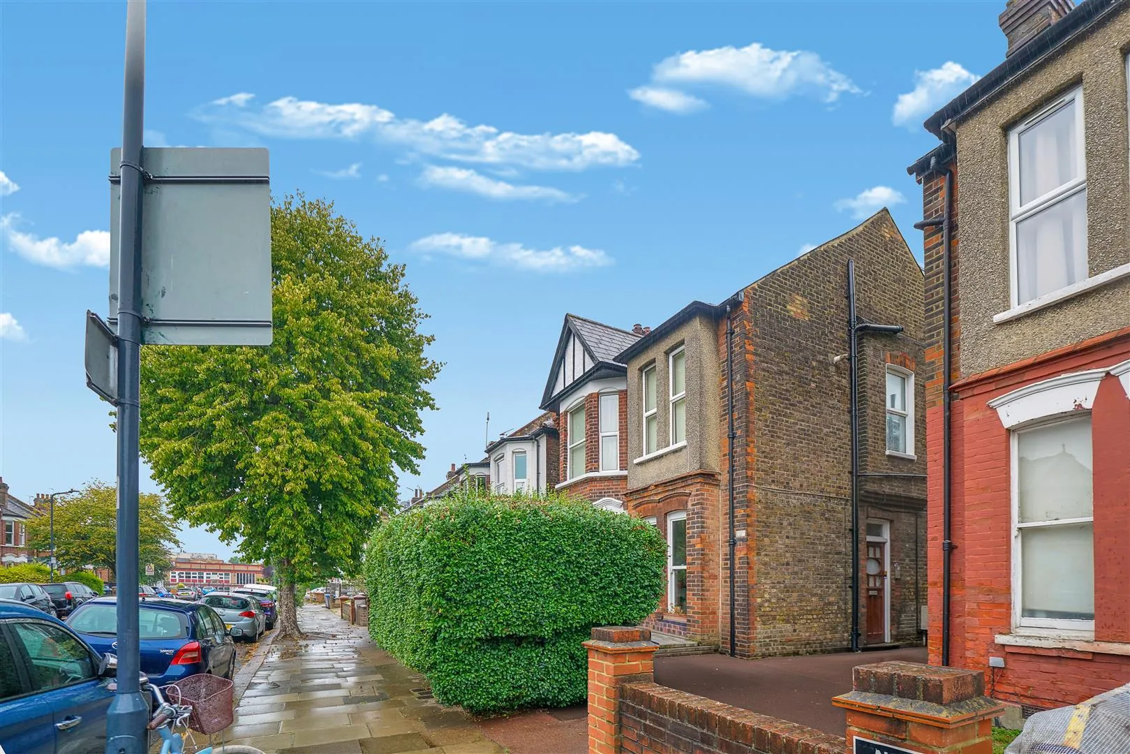 Flat Holland Road in Greater London