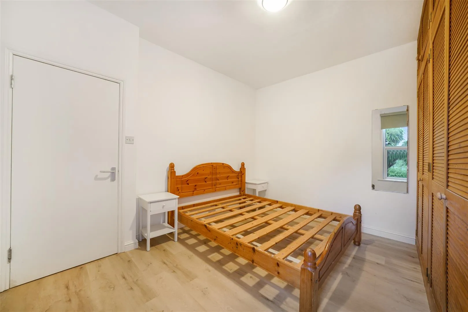 Flat Holland Road in Greater London