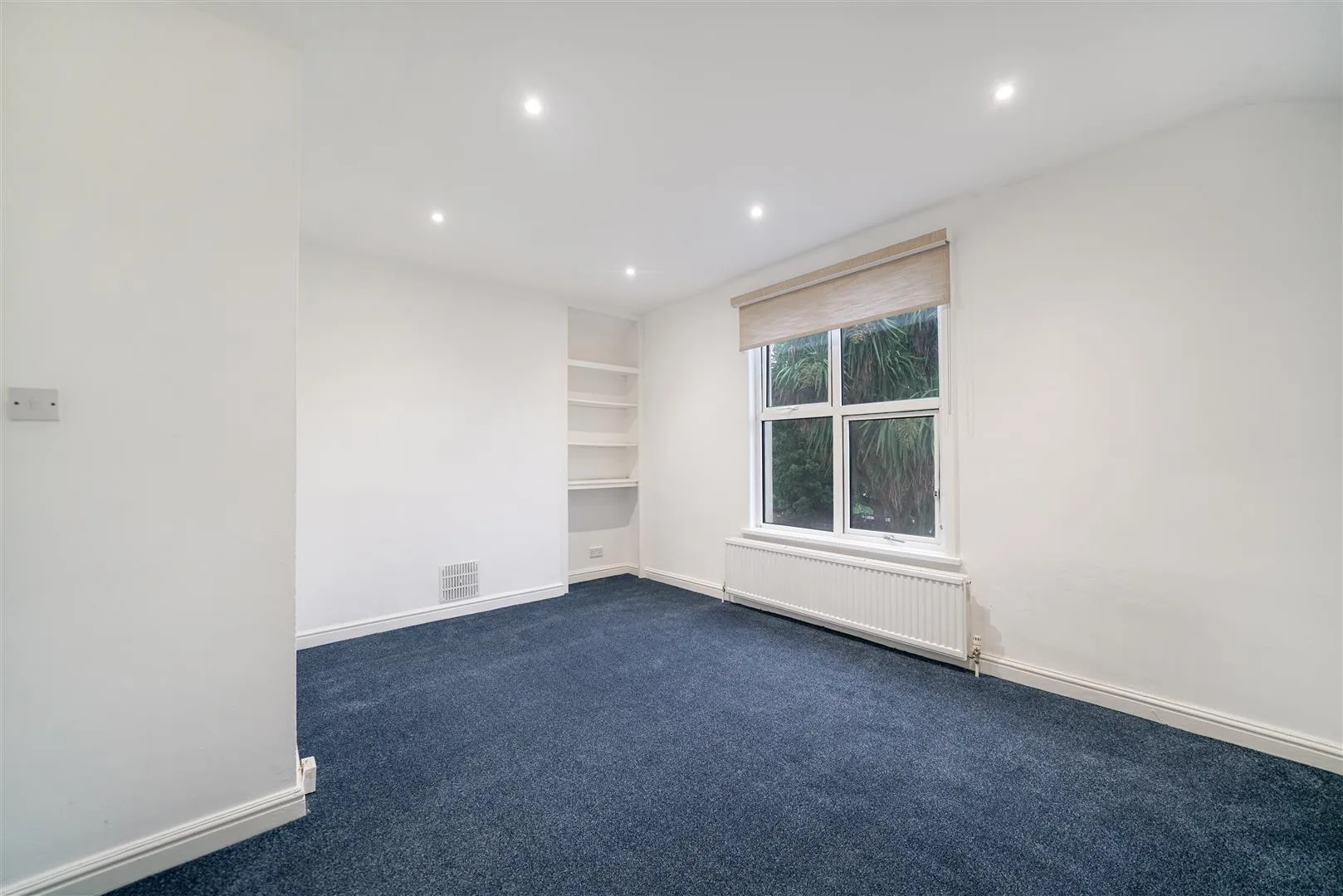 Flat Holland Road in Greater London