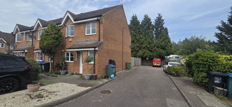 House Derwent Close in Watford
