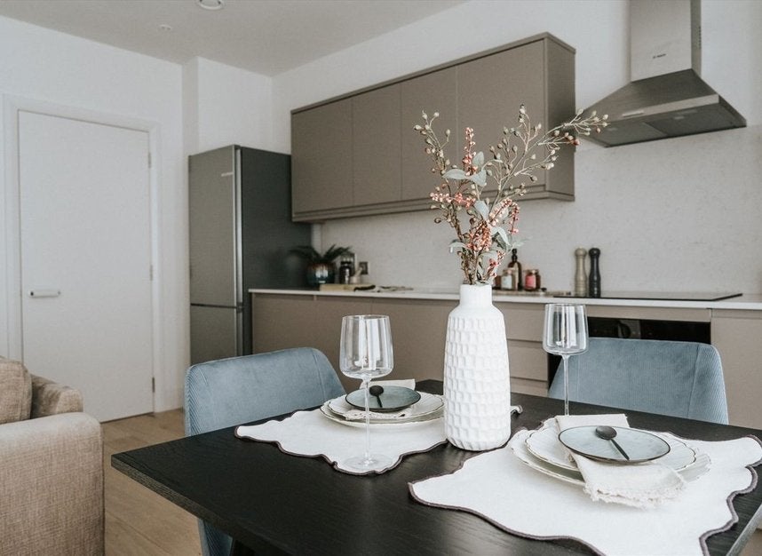 Flat Stonhouse Street in Greater London