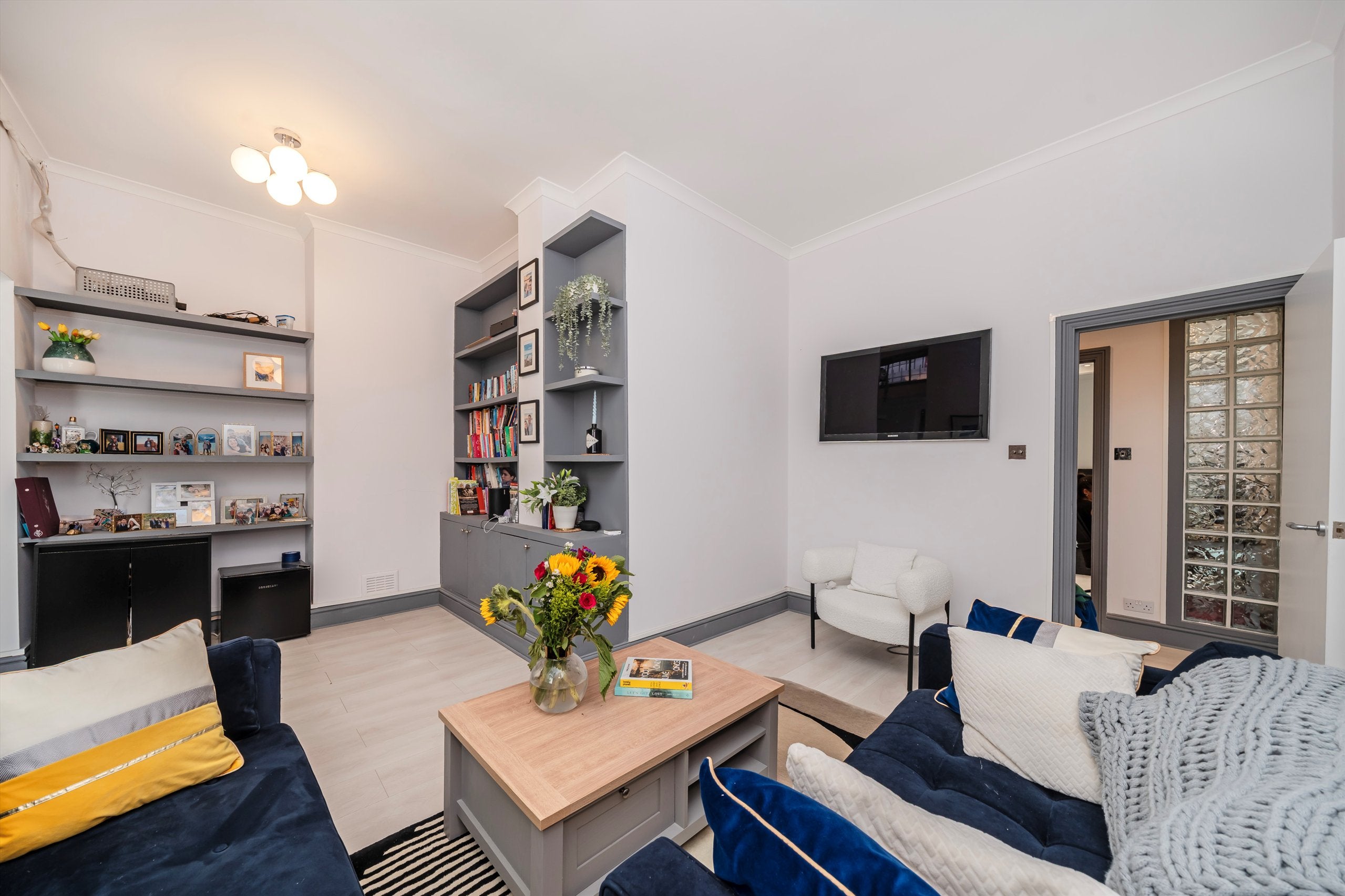 Flat Cambridge Street in City of Westminster