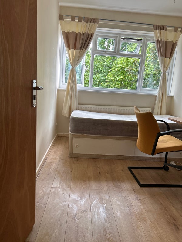 Room Combine Way in Greater London