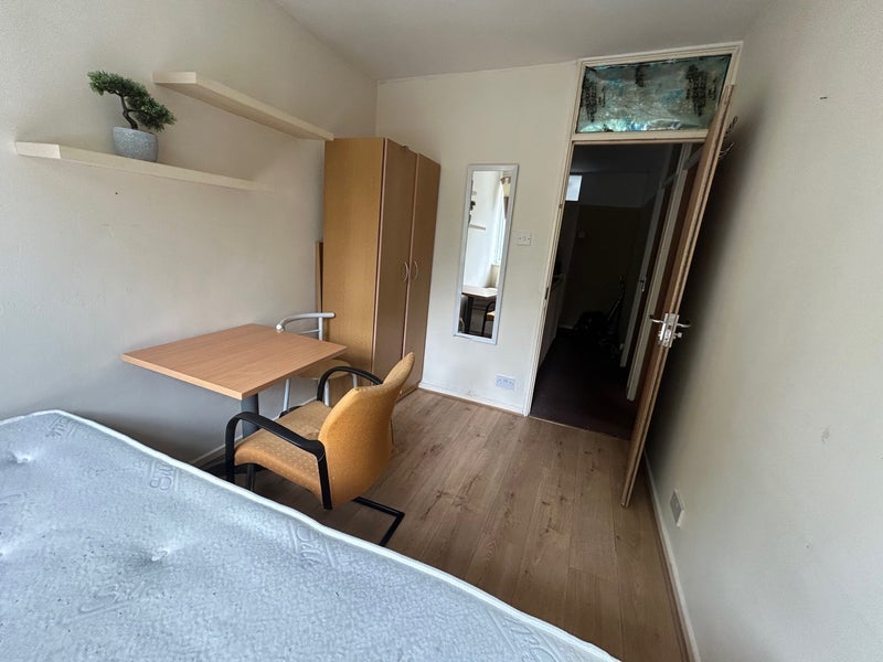 Room Combine Way in Greater London