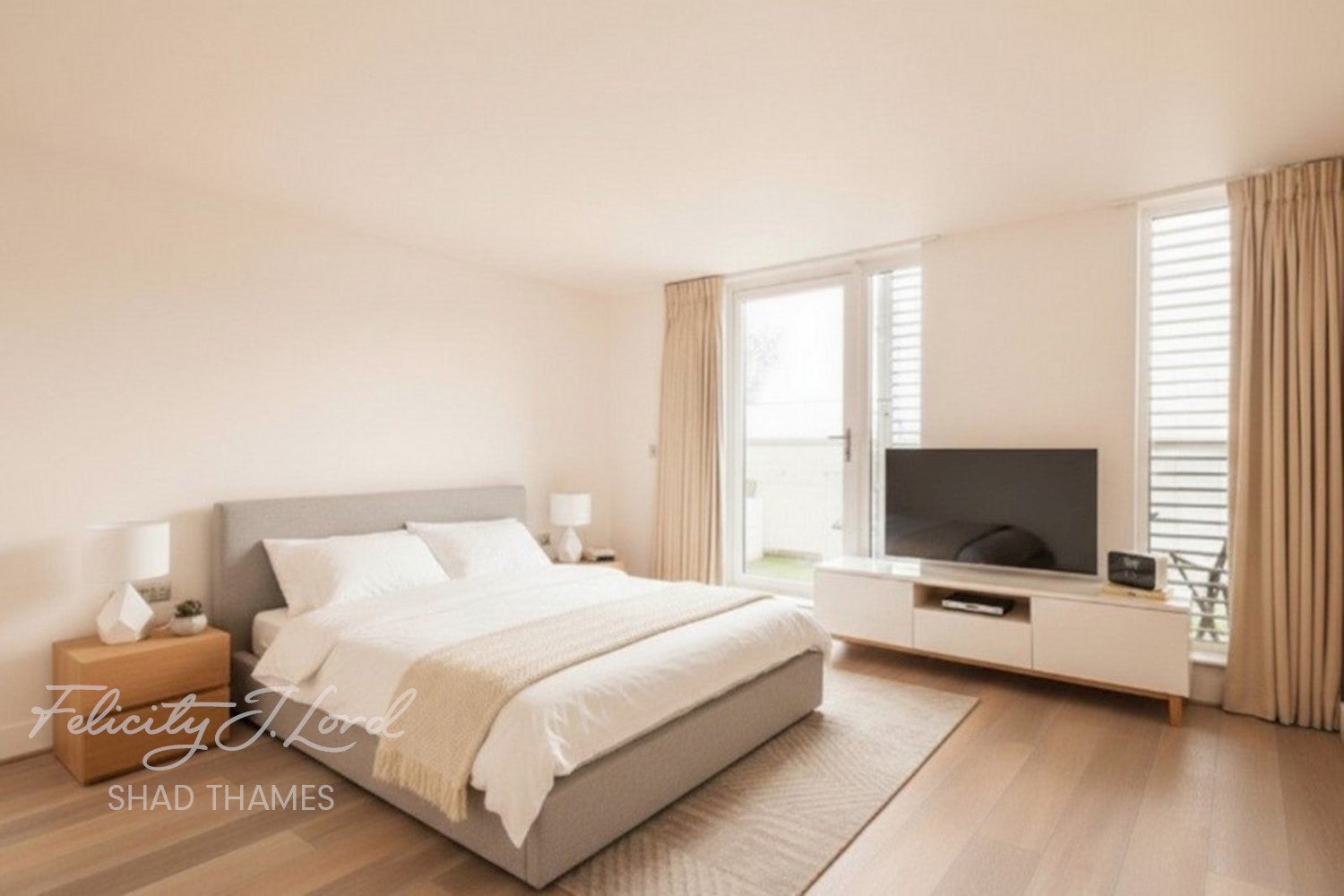 Flat Chambers Street in Greater London