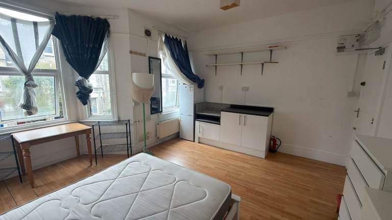Flat Lambert Road in Greater London