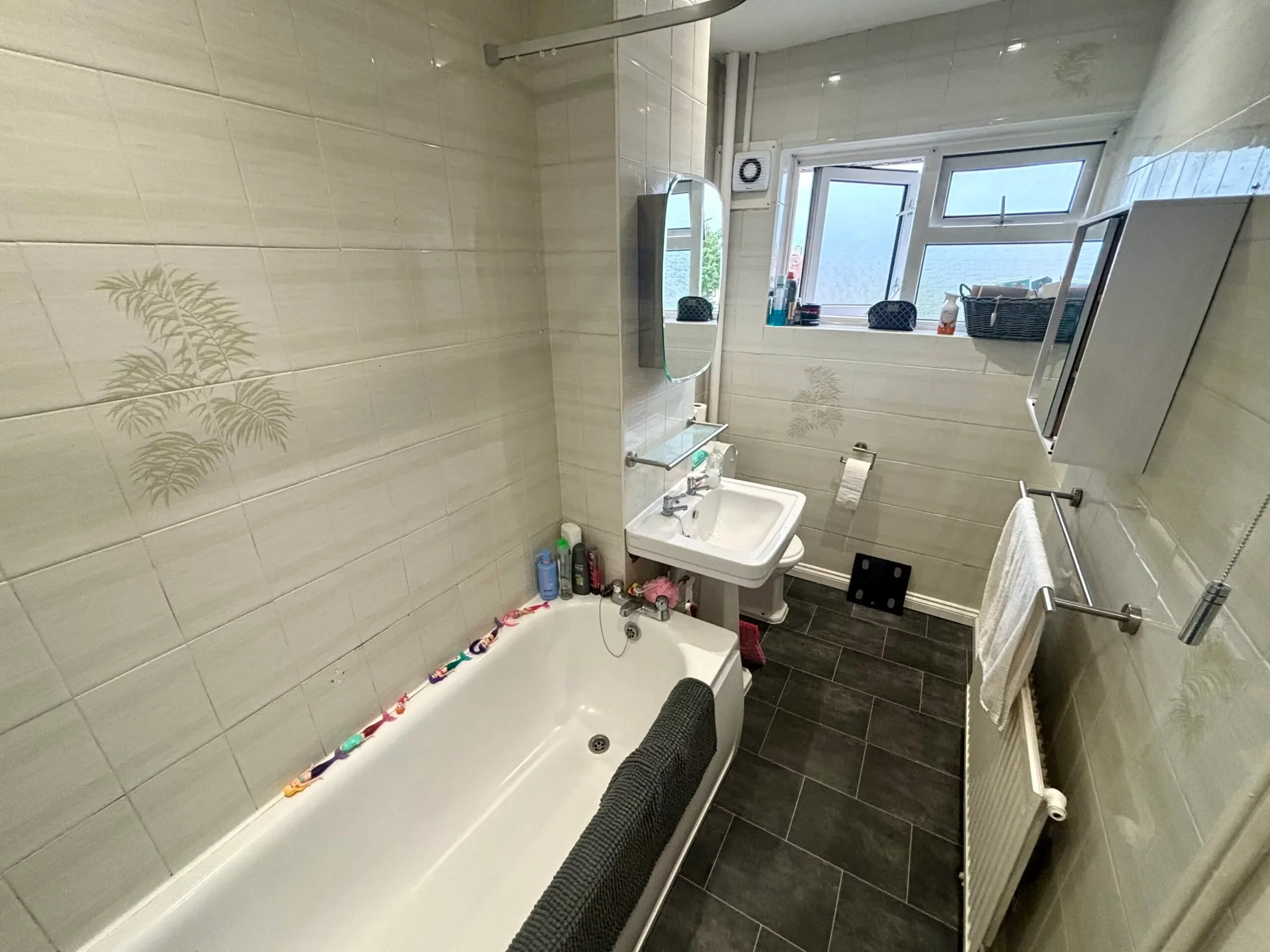 Flat Heathway in Greater London
