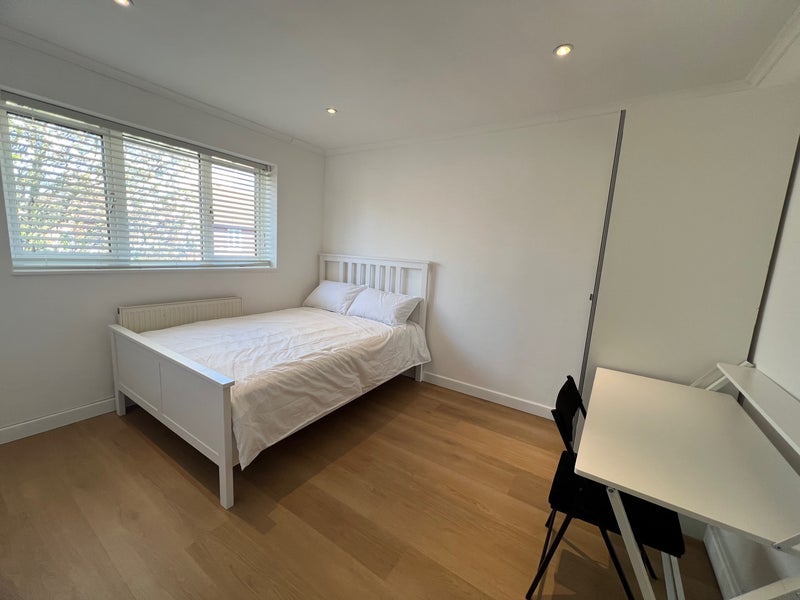 Room Esmeralda Road in Greater London