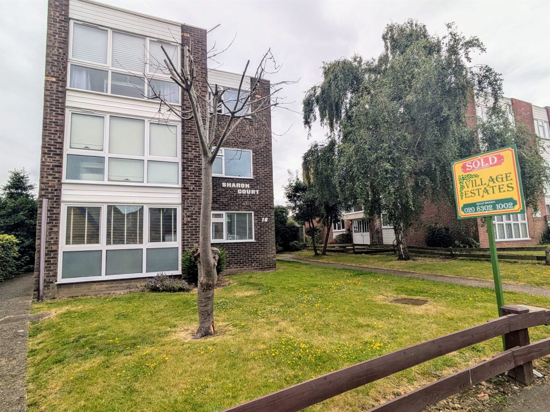 Flat Hadlow Road in Greater London