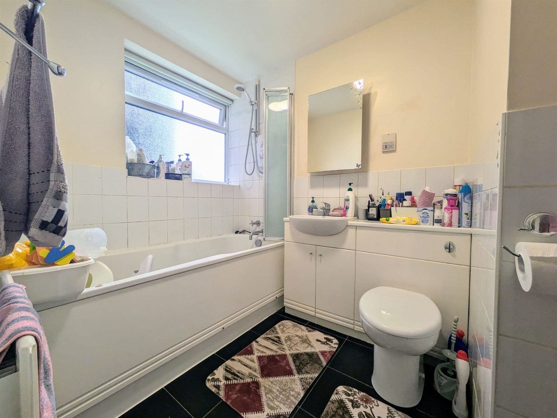 Flat Hadlow Road in Greater London