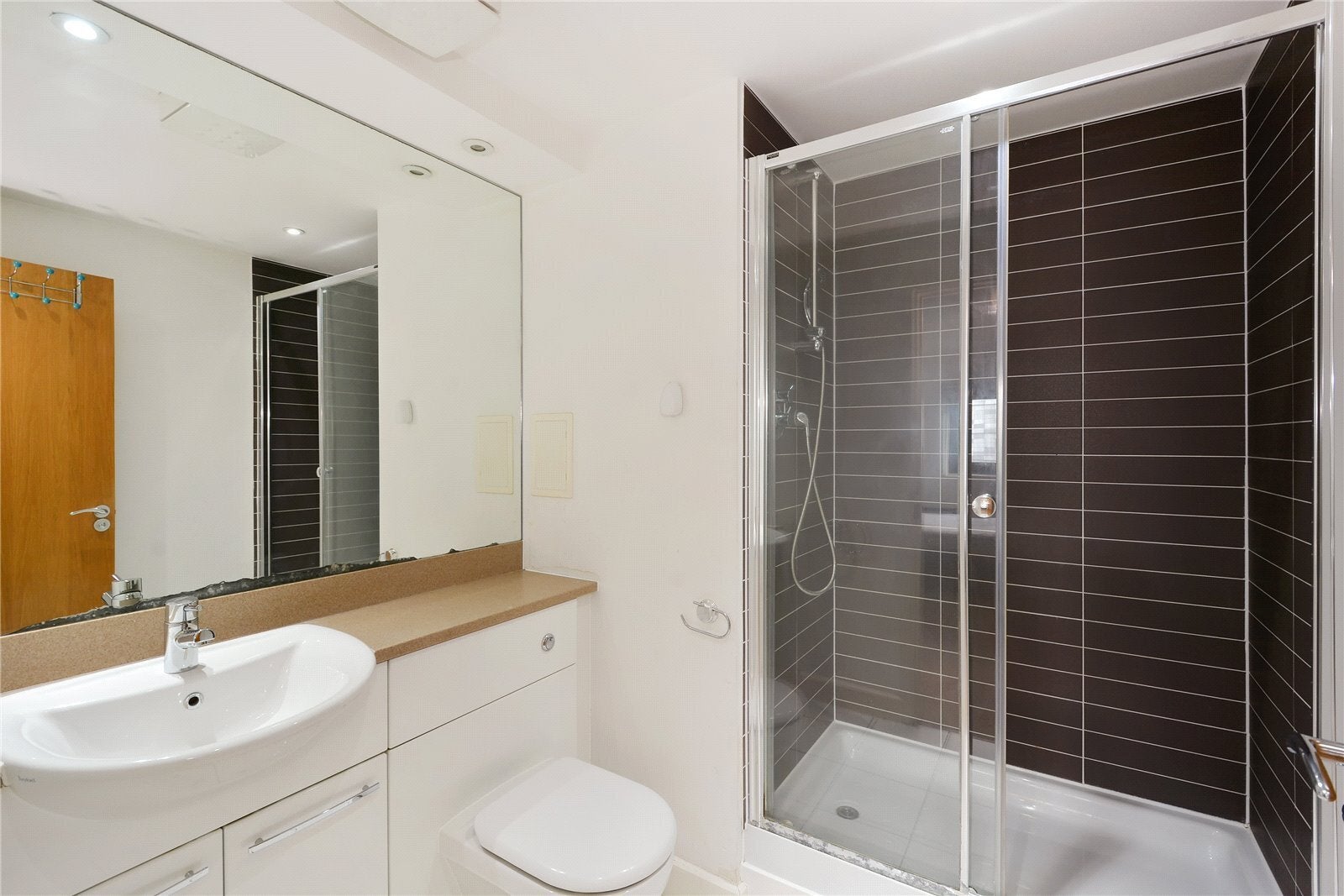 Flat Blackwall Way in Greater London
