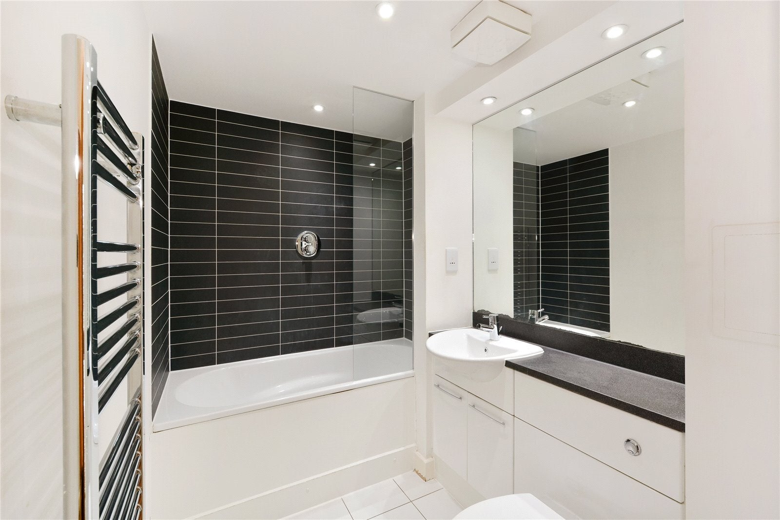 Flat Blackwall Way in Greater London