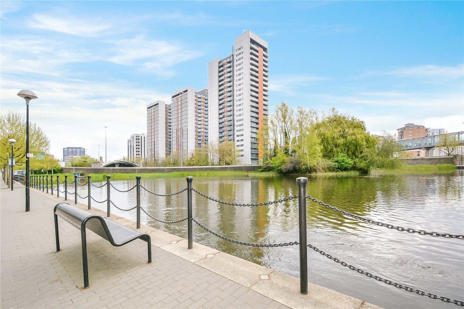 Flat Blackwall Way in Greater London