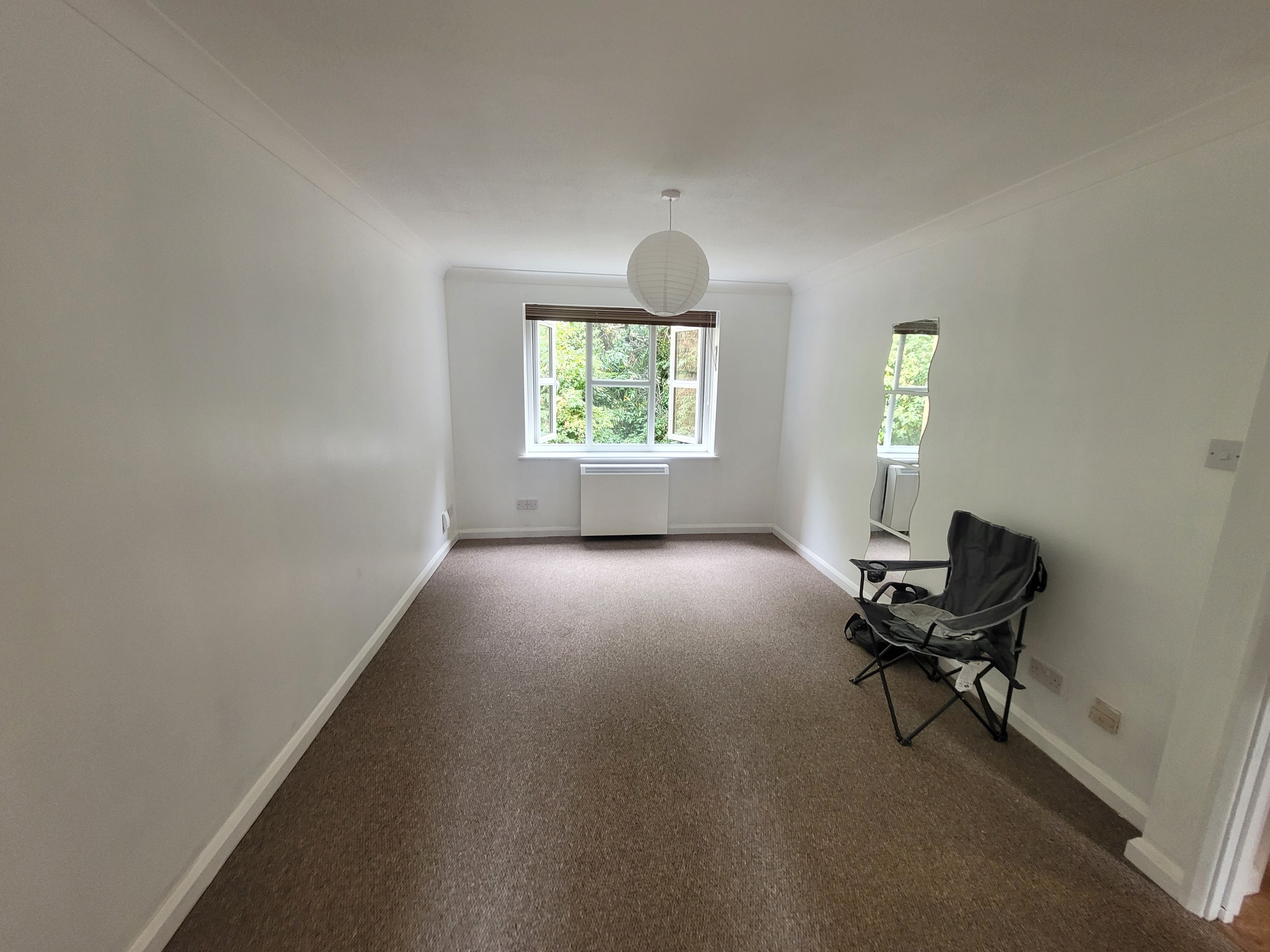 Flat Worcester Gardens in Slough