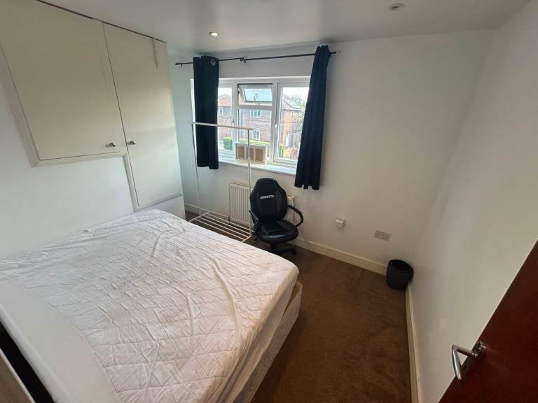 Flat Bryony Road in Greater London