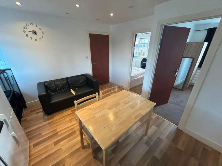 Flat Bryony Road in Greater London