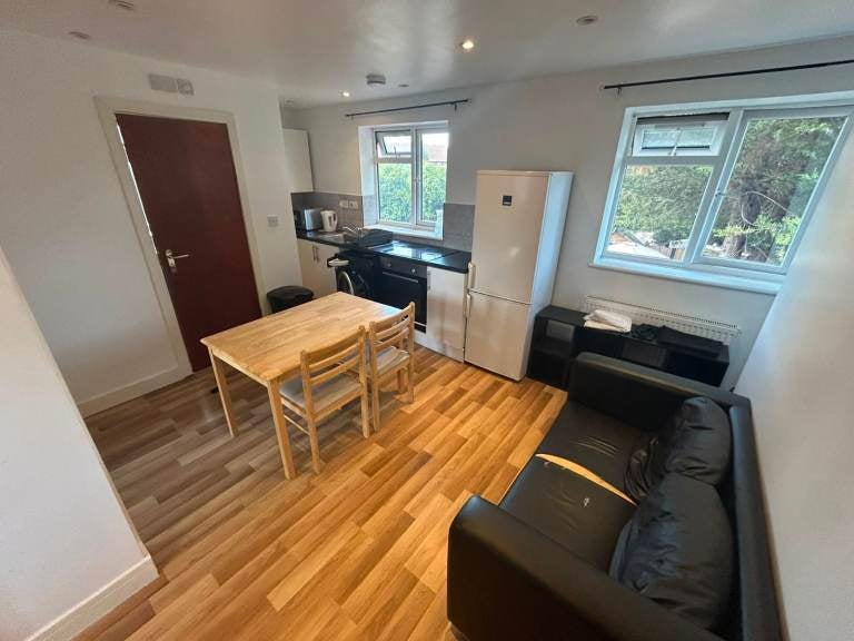 Flat Bryony Road in Greater London