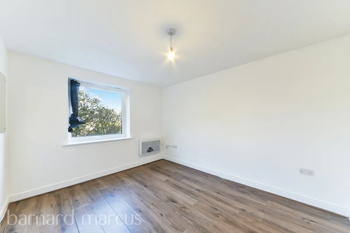 Flat Bounds Green Road in Greater London