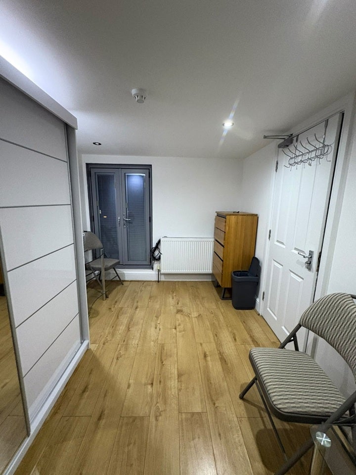 Room Byron Avenue in Greater London
