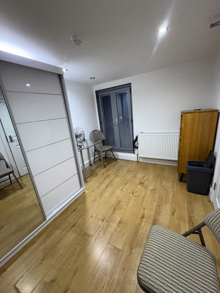 Room Byron Avenue in Greater London