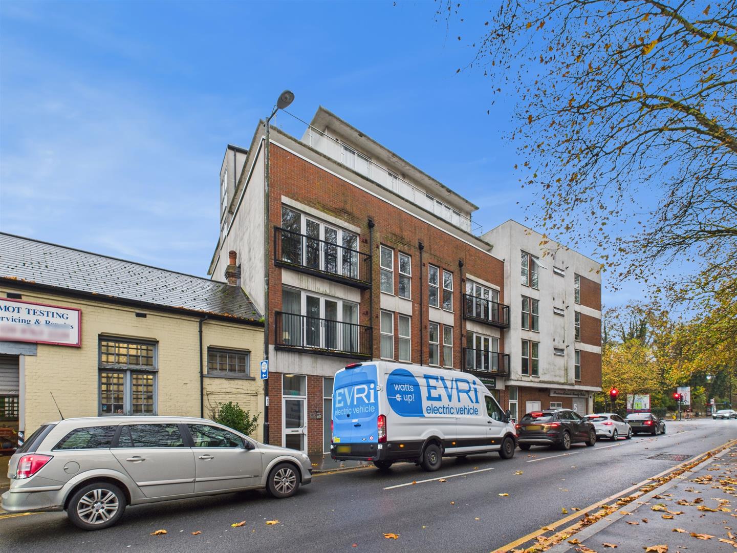 Flat Lion Green Road in Greater London