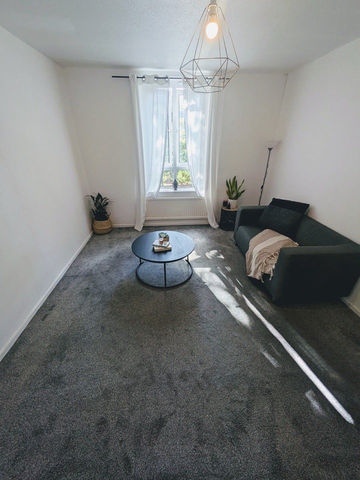 Flat Britannia Close in Greater London