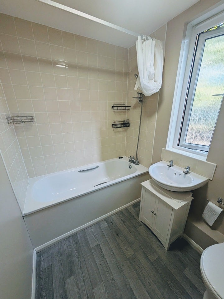 Flat Britannia Close in Greater London