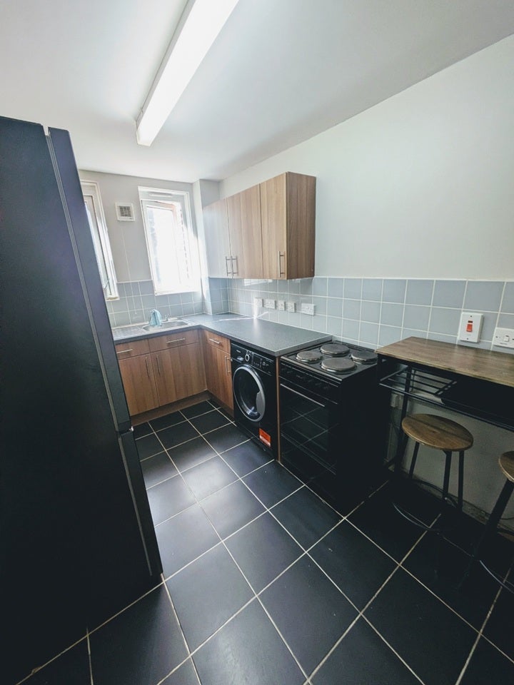 Flat Britannia Close in Greater London