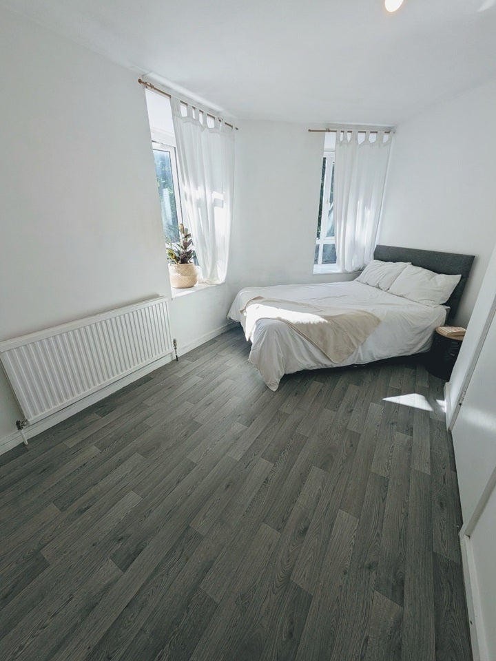 Flat Britannia Close in Greater London