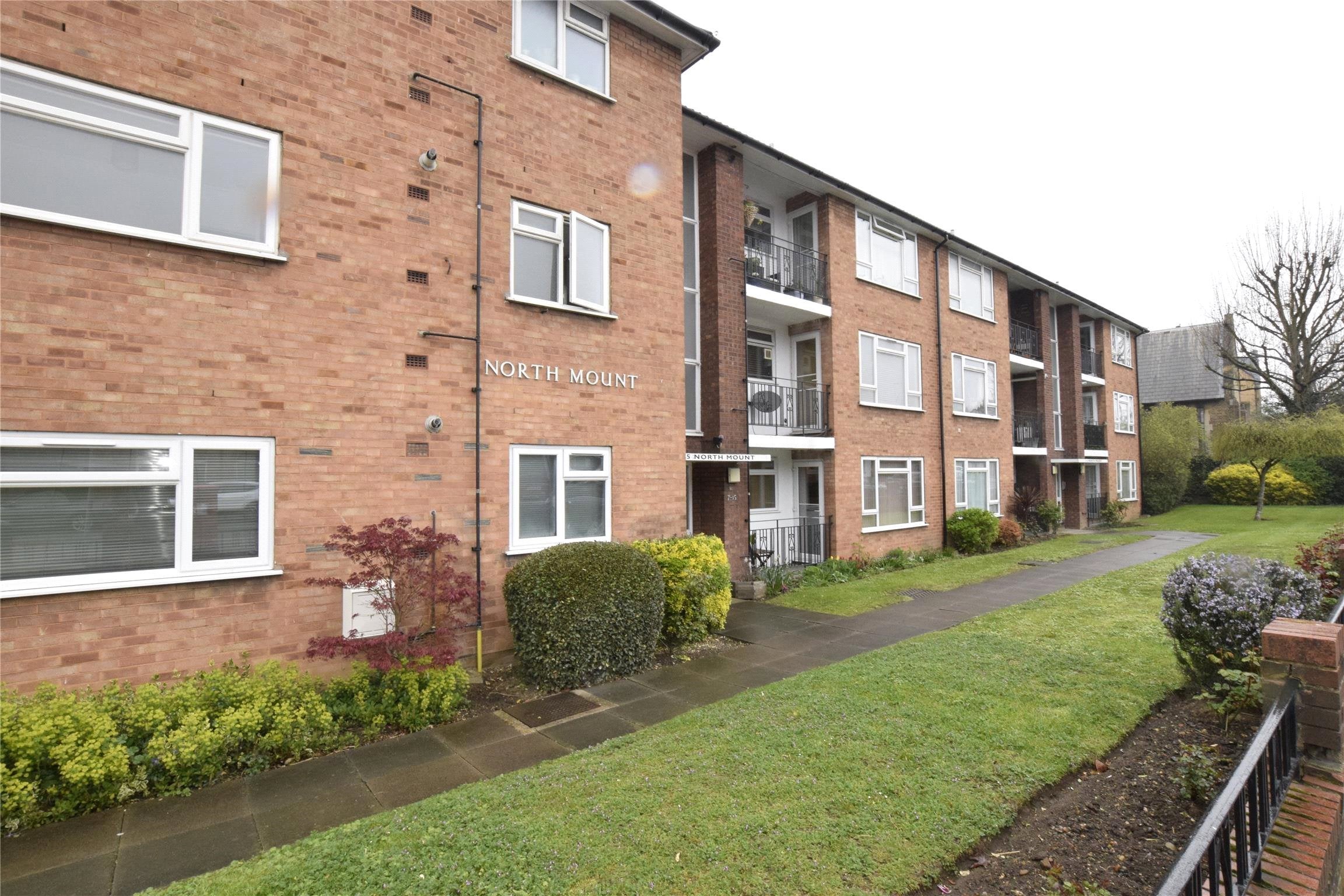 Flat Quayle Crescent in Greater London