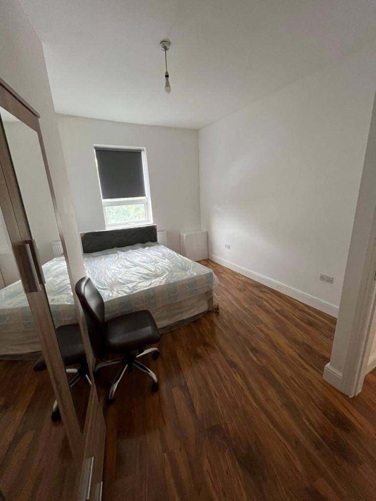 Flat Adelaide Road in Greater London