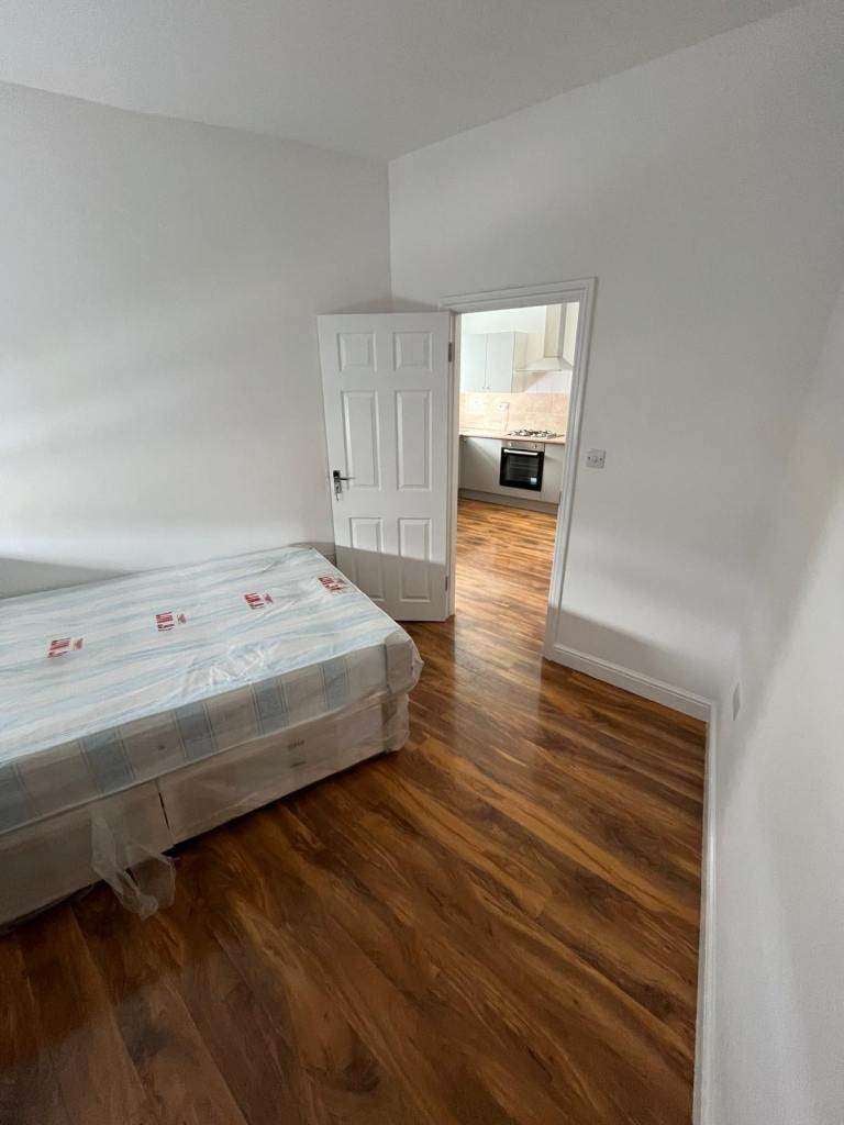 Flat Adelaide Road in Greater London